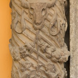 Detalle de un bucráneo (Fot. E. Santos)