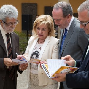 Las autoridades ojean el programa (Fot. E. Santos)