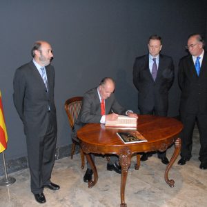 El Rey firma en el Libro de Oro del Museo de Zaragoza. (Fundación Goya en Aragón)