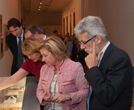 Elena Barlés con la Consejera Dolores Serrat y el entonces director del Museo Miguel Beltrán. Foto: J. Garrido