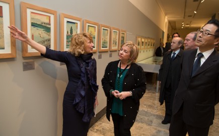 Elena Barlés comentando los grabados de Hiroshige a la Consejera Dolores Serrat y al Embajador de Japón Kazuhiko Koshikawa (Foto: J. Garrido)