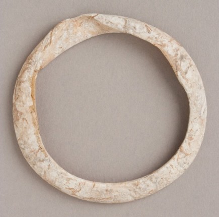 Pulsera de concha. Neolítico final. 3000 a.C. (Foto J. Garrido) Pulsera de concha. Neolítico final. 3000 a.C. (Foto J. Garrido)