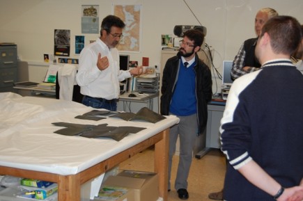 El Dr. Beltrán en le taller de restauración (Fot. J.A. Paz) del museo