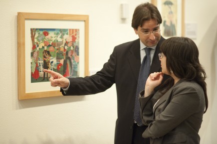 David Almazán muestra la colección de ukiyo-e. (Fot. J. Garrido)