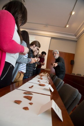 Los alumnos pueden tocar las cerámicas (Fot. J. Garrido)