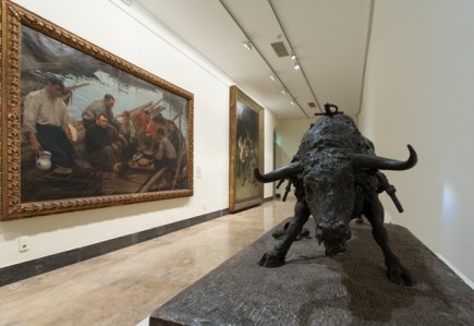 La obra de Benlliure y detrás el Pan nuestro de cada día. (Fot. Garrido)