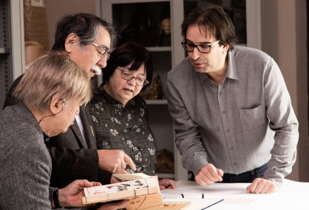 Inagaki, Hasegawa y Oikawa viendo los cuatro libros de Kyosai con David Almazán. Foto: José Garrido. Museo de Zaragoza. 