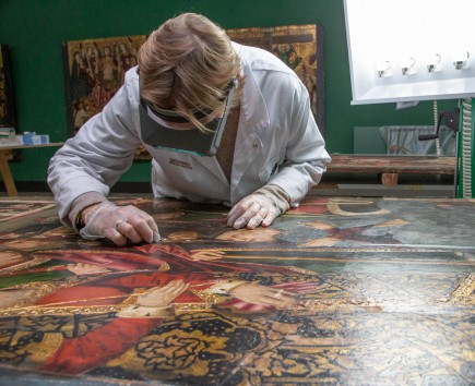 Restauración del retablo la Santa Cruz de la Iglesia de Blesa. Foto: José Garrido. Museo de Zaragoza. 