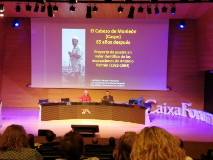 Isidro Aguilera y Pilar Utrilla en la comunicación sobre Cabezo de Monleón. Foto: Museo de Zaragoza. Isidro Aguilera y Pilar Utrilla en la comunicación sobre Cabezo de Monleón. Foto: Museo de Zaragoza.
