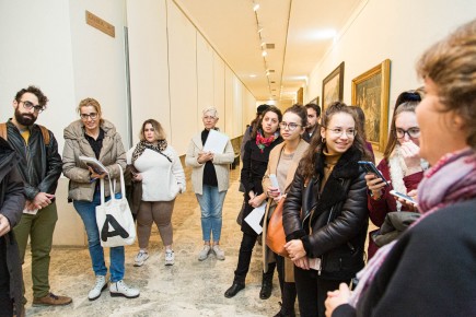 Grupo de alumnos de Historia del Arte en su visita al área de reserva del museo. Foto: José Garrido. Museo de Zaragoza.