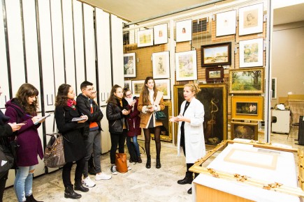 Nerea Diez de Pinos explicando cuestiones de conservación-restauración a los alumnos en el área de reserva. Foto: José Garrido. Museo de Zaragoza.