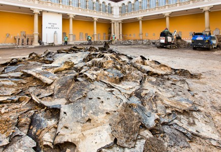 El patio del museo en obras antes de picar todo el pavimento central. Foto: José Garrido. Museo de Zaragoza.