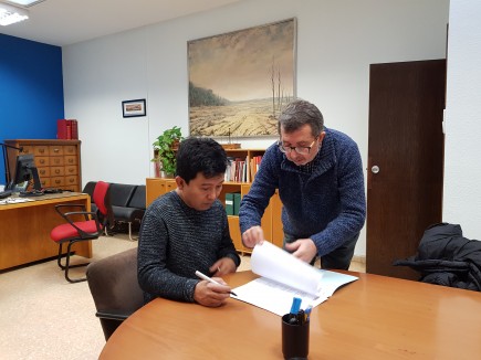 Kentaro Kotoge firmando el acta de donación que le entrega Isidro Aguilera, director del museo. Foto: Difusión Museo de Zaragoza.