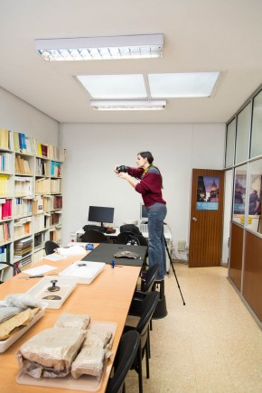 Aránzazu López estudiando los materiales de Azaila. Foto: José Garrido. Museo de Zaragoza.