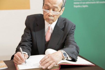 Tanzan Kotoge firmando el Libro de autoridades del Museo. Foto: José Garrido. Museo de Zaragoza.