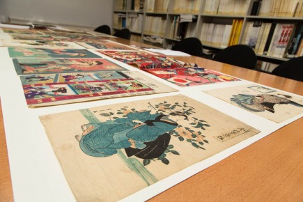 Foto de conjunto con las estampas japonesas depositadas en el museo. Foto: José Garrido. Museo de Zaragoza.