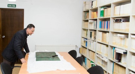 Gianluca Gregori estudiando la tábula de bronce de Contrebia Belaisca. Foto: José Garrido. MdZ.