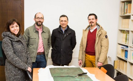 Visita de Gianluca Gregori para ver la tábula de Contrebia Belaisca. Foto: José Garrido. Museo de Zaragoza.