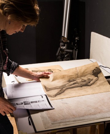 Estudio de los dibujos de Marín Bagüés por parte de los técnicos de patrimonio del Ayuntamiento de Zaragoza. Foto: José Garrido. Museo de Zaragoza.