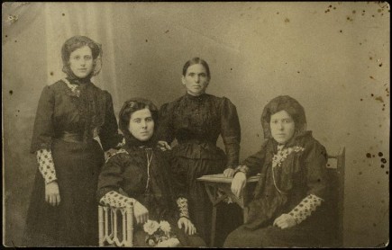 Estanislada Gasca junto a sus hermanas el día de su boda, 1910. Foto: José Garrido. Museo de Zaragoza.