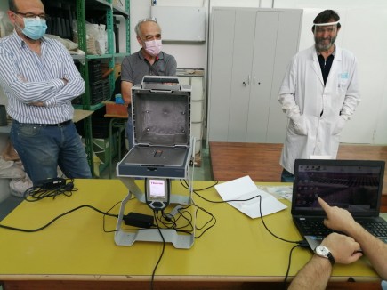 Formación para el manejo del nuevo espectrómetro de fluorescencia de rayos X en Huesca. Foto: Difusión Museo de Zaragoza.