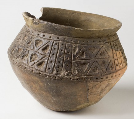 Vaso. Cerámica. Bronce final. 950-750 a.C. Cabezo Monleón (Caspe, Zaragoza). Foto: Juan Aragües. Museo de Zaragoza.