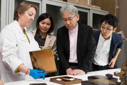 Carmela junto al equipo de Kazumi Murose, Tesoro Nacional Viviente de Japón. Foto: José Garrido. Museo de Zaragoza.