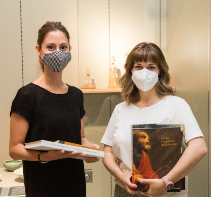 Entrega del lote de libros a la ganadora de Entre arte y cuarentena junto a la obra reinterpretada. Foto: José Garrido. Museo de Zaragoza.