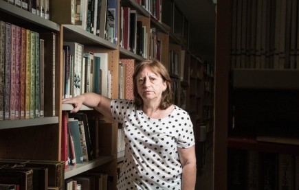 María Jesús Dueñas en la biblioteca del museo. Foto: José Garrido. Museo de Zaragoza.