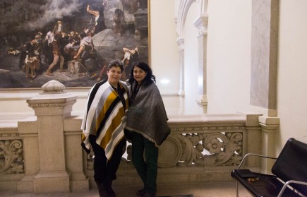 Isabel en la gran escalera del museo junto a Mar, compañera también de recepción. Foto: José Garrido. Museo de Zaragoza.