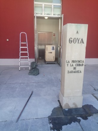Instalación del busto de Goya de Félix Burriel en el patio del museo después de las obras. Foto: Difusión Museo de Zaragoza.