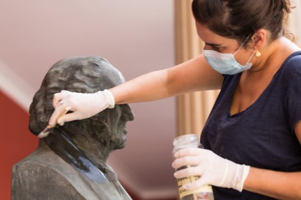 Covadonga Menéndez realizando la intervención de conservación-restauración en el busto de Goya del patio del museo. Foto: Eduardo González. Museo de Zaragoza.