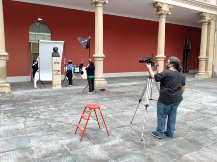 Preparación y montaje para fotografiar el busto de Goya tras la intervención de conservación-restauración. Foto: José Garrido. Museo de Zaragoza.