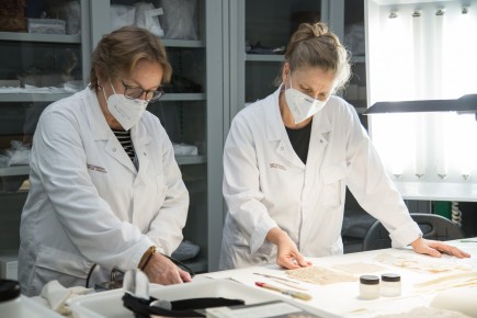 Carmela Gallego y Nerea Diez de Pinos trabajando en el área de reserva. Foto: José Garrido. Museo de Zaragoza.