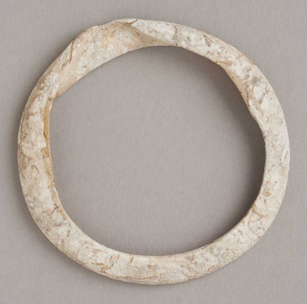 Brazalete. Concha. Neolítico final. 3000 a.E. Mina Vallfera (Mequinenza, Zaragoza). Inv. 50523.
