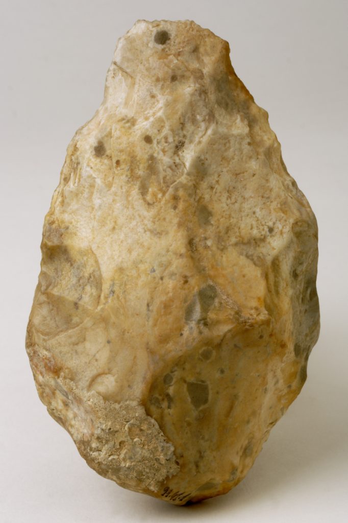 Bifaz. Sílex. Paleolítico inferior 100.000 a.E. Cauvaca (Caspe, Zaragoza). Inv. 51124.