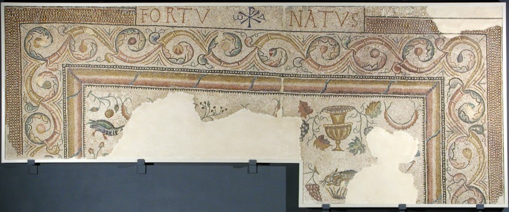 Mosaico con crismón. Mármol, piedra caliza y vidrio. 360-375. Villa Fortunatus (Fraga, Huesca). Inv. 07622.