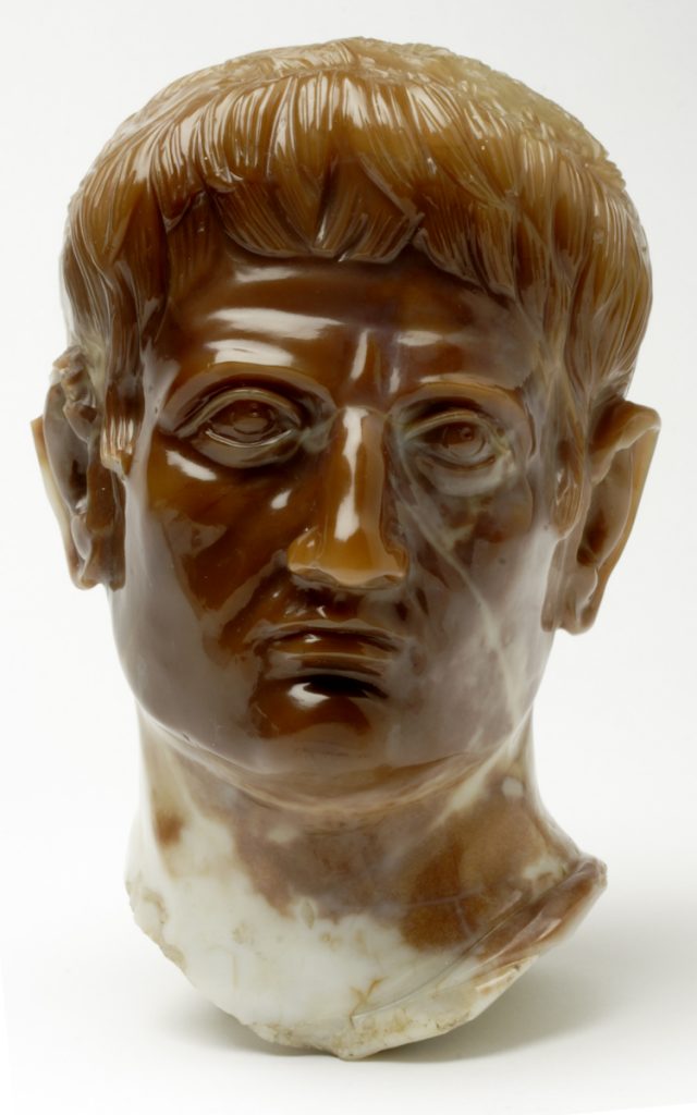Busto de Caesar Augusto. Carneola. 98-103 (Época de Trajano (98-103 d.C). Tarazona (Zaragoza). Foto: José Garrido. Museo de Zaragoza.
