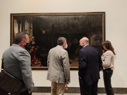 Wifredo Rincón conversa con Isidro Aguilera, director, y Marisa Arguis, conservadora, frente al lienzo de Juana I de Castilla pintado por Pradilla. Foto: Difusión. Museo de Zaragoza.