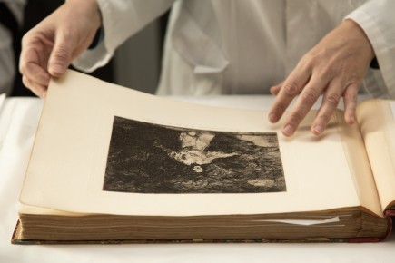 Desembalaje del depósito de estampas de Goya de Fundación CAI. Foto: José Garrido. Museo de Zaragoza. Desembalaje del depósito de estampas de Goya de Fundación CAI. Foto: José Garrido. Museo de Zaragoza.