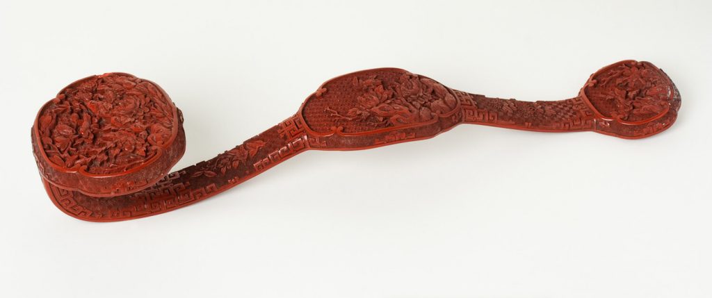 Cetro (ruyi). Laca roja tallada. China. S. XVIII.