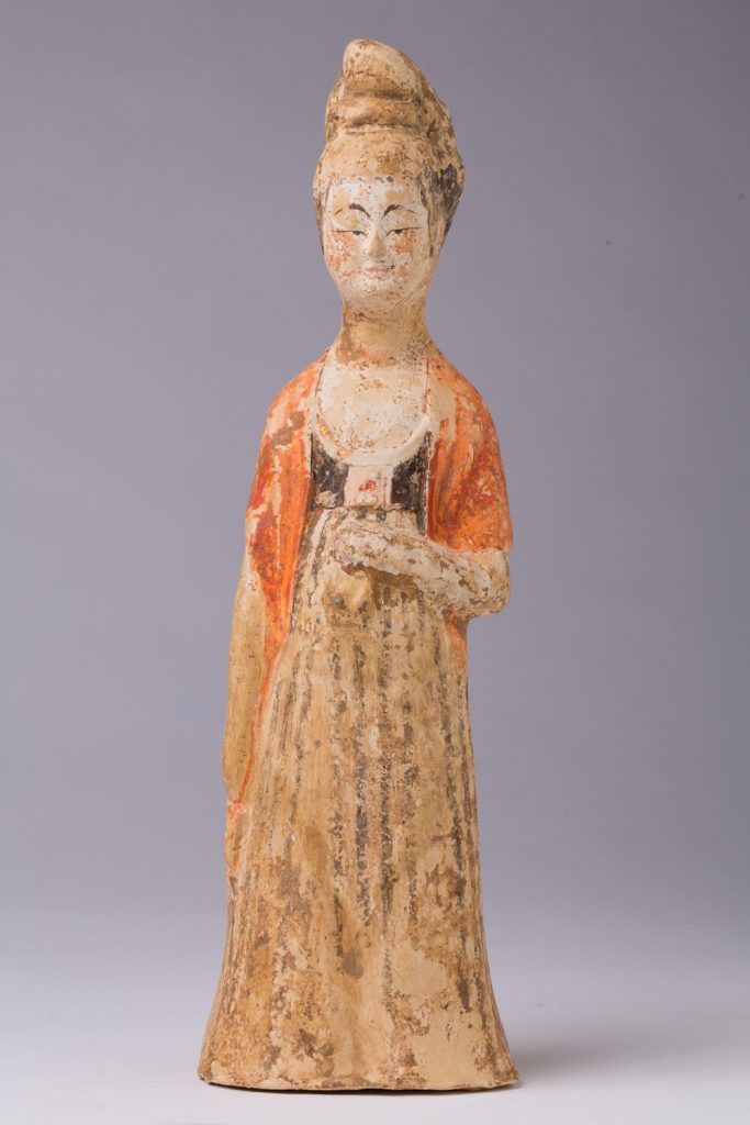 Dama en pie (mingqi). Terracota policromada. China. S. IX.