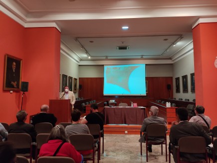 Isidro Aguilera, director del Museo de Zaragoza, presentando el B21. Foto: Difusión Museo de Zaragoza.