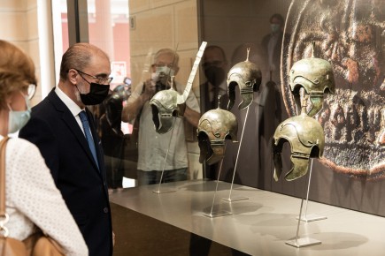 Presentación de los cascos de Aratis. Foto: José Garrido. Museo de Zaragoza.