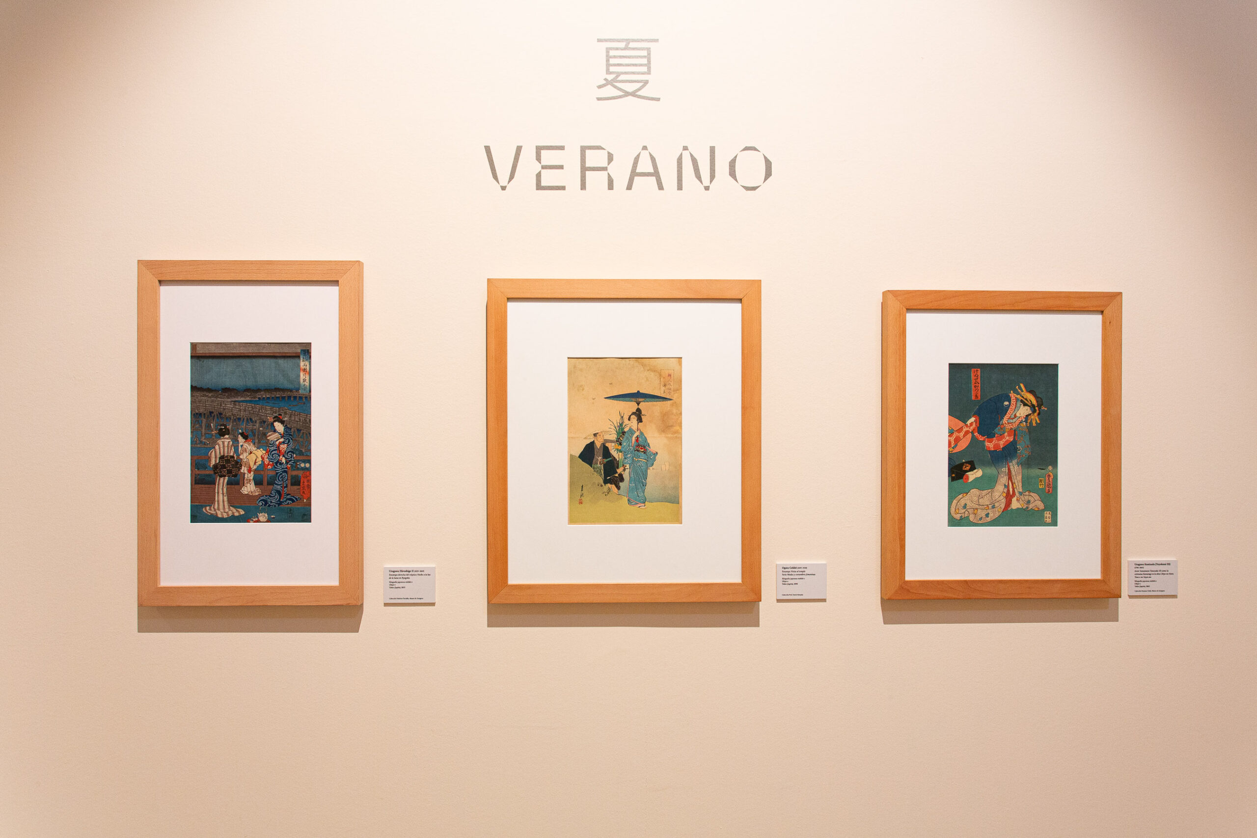 Estampas procedentes de colección Torralba, D. Almazán y Pasamar-Onila. Exposición "Kimono.Piel de seda".  Foto: O. Pedraza. Museo de Zaragoza. 