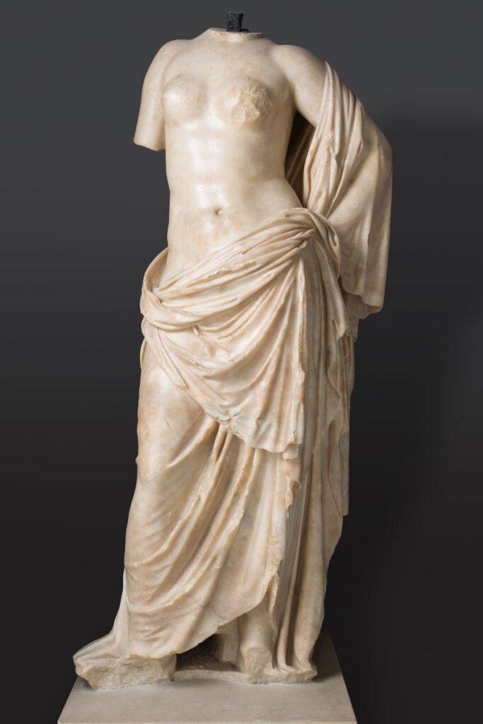 Mujer con manto. Mármol. Anónimo. S.II d. C. Inv. 07638. Foto: E. González. Museo de Zaragoza.
